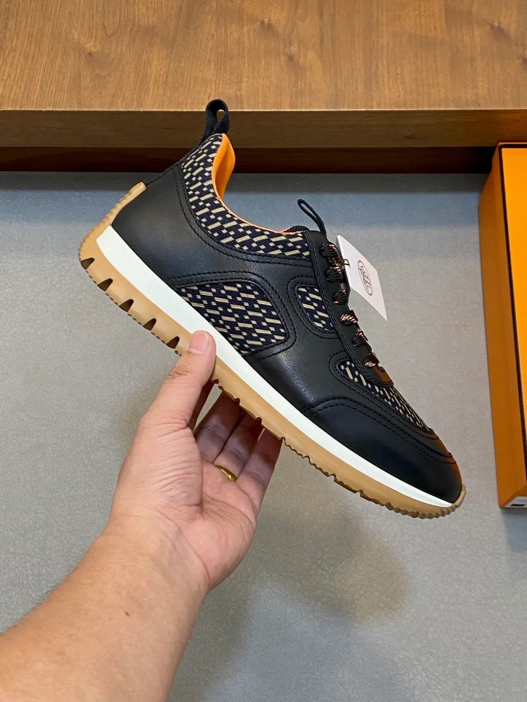 Men's shoes 💰860 Hermès/Hermès official GRAMME men's sports and running casual shoes. Made of jacquard calfskin technical fabric combination. The smooth lines of the upper highlight the sports fashion style. HERMES special jacquard webbing. The outsole is made of foam shock absorption and EVA injection bottom sheet. It is a double-layer hand-made combination. The whole shoe is very comfortable, light and extremely stable after being put on. Casual and simple style. Men's shoes 39 40 41 42 43 44